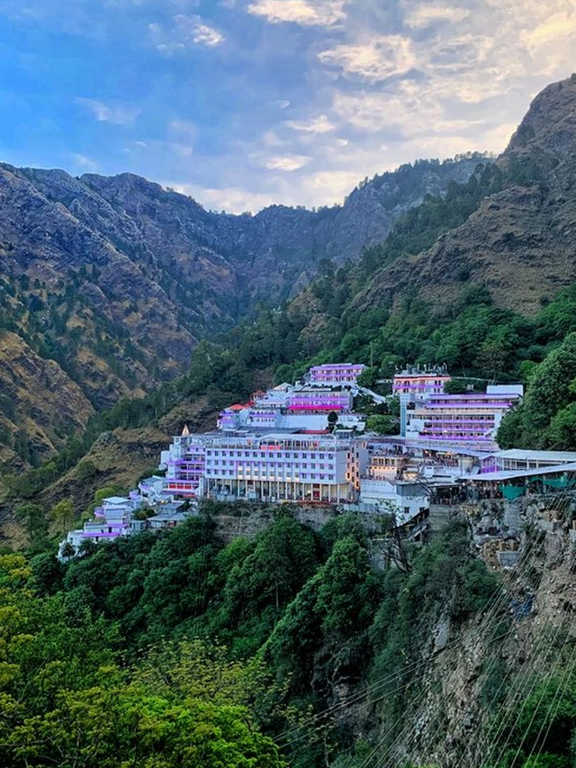 8 most popular hilltop temples of India 